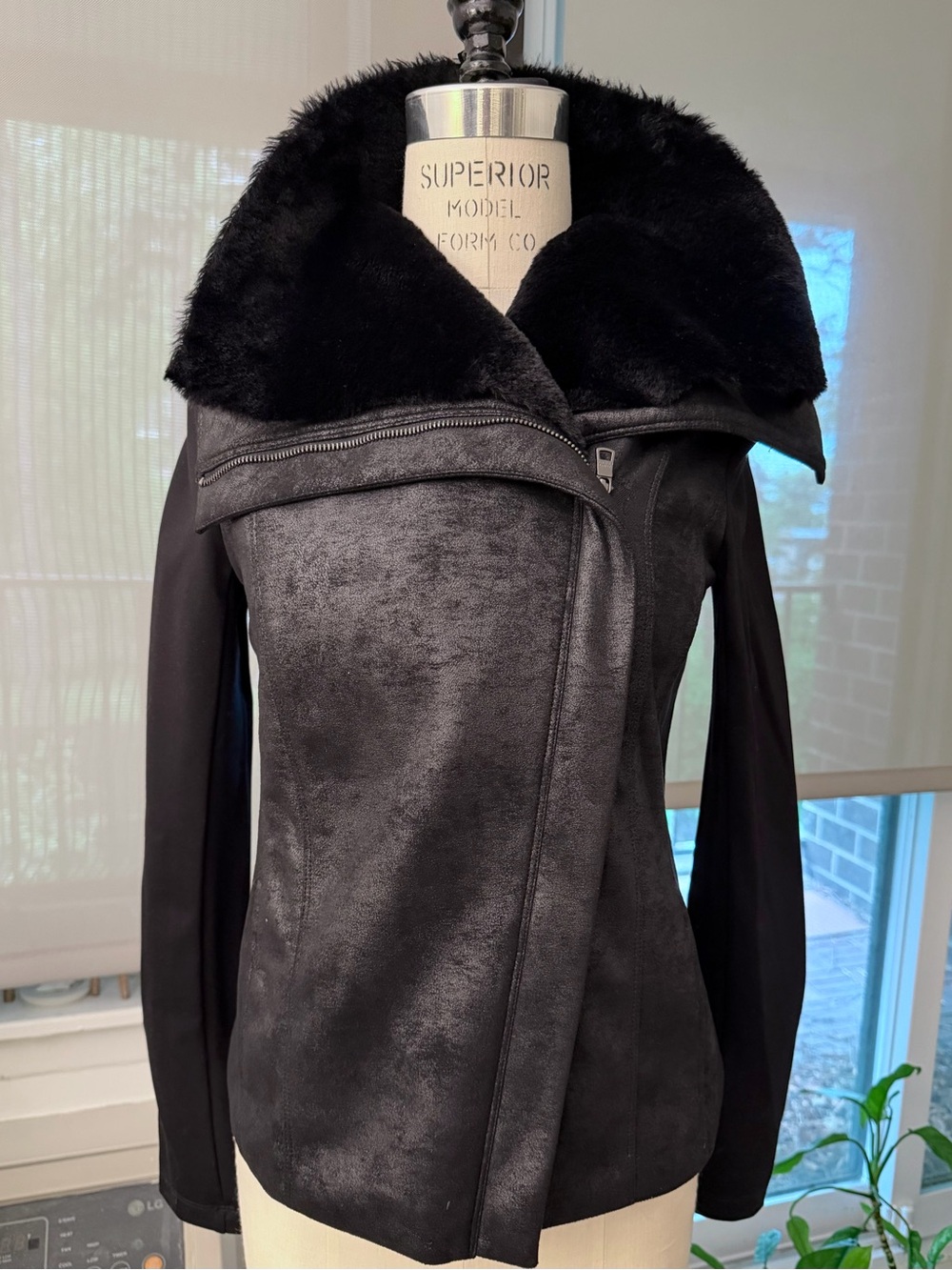 AX ARMANI EXCHANGE Black Faux Fur Collar Jacket - Women’s SMALL